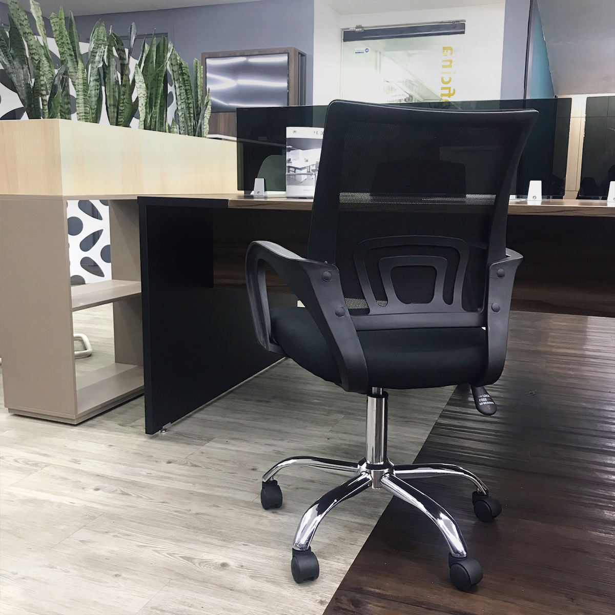 Silla con base cromada Operativa Levanto HO