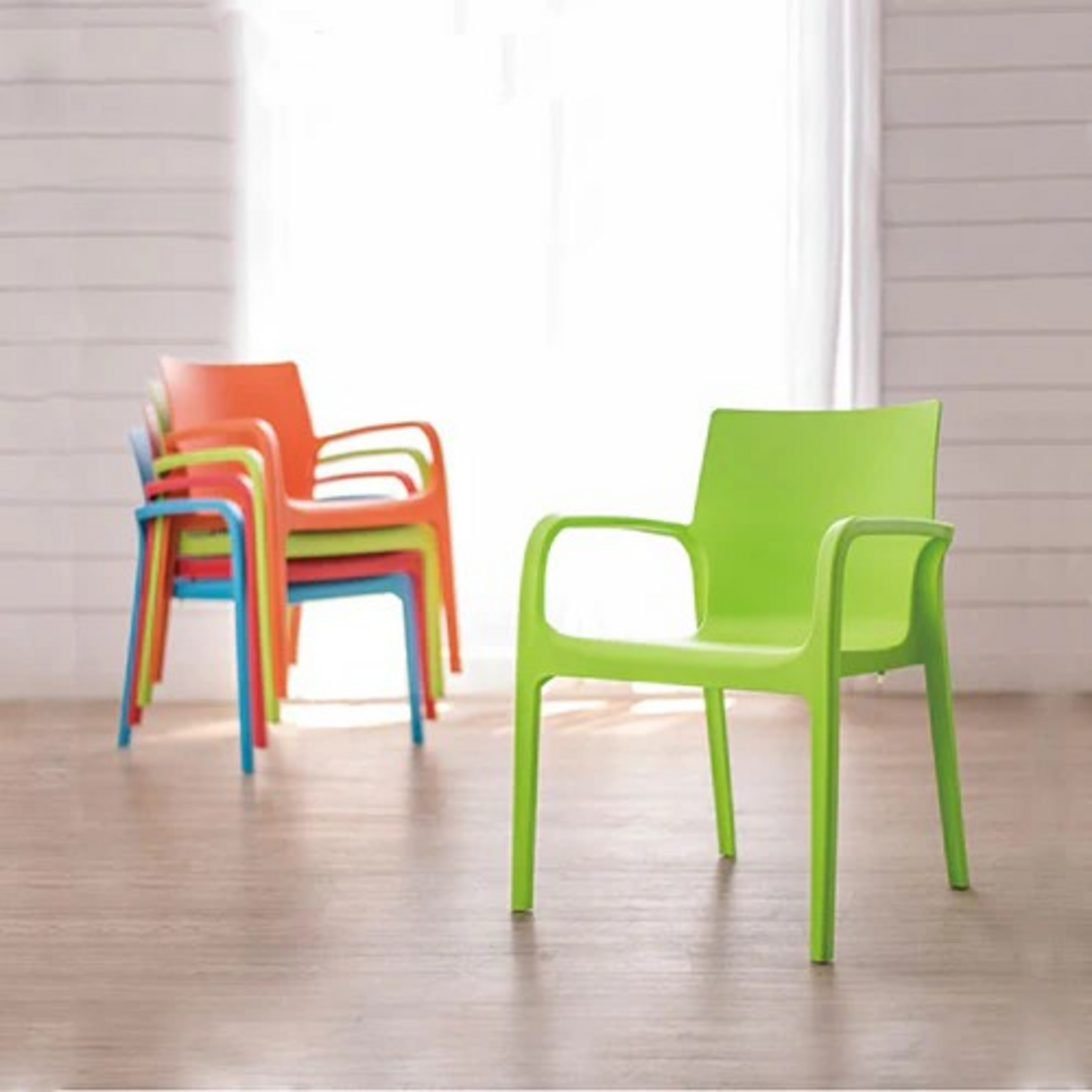 Silla de plastico con brazos ER-7050 Alissa