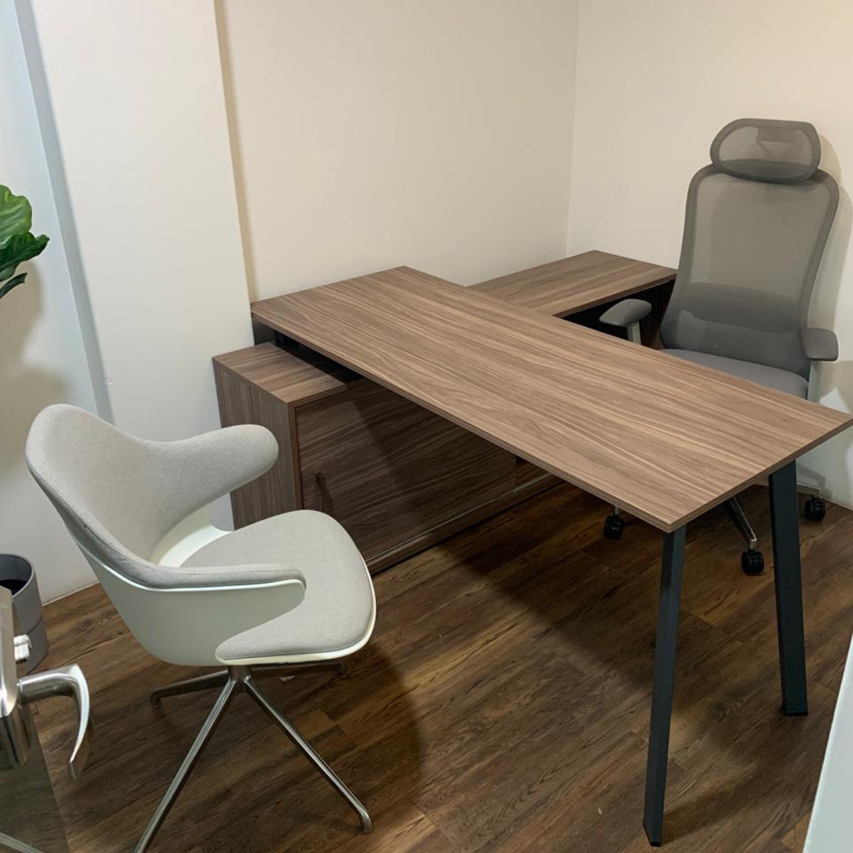 Escritorio Sainz sobre credenza