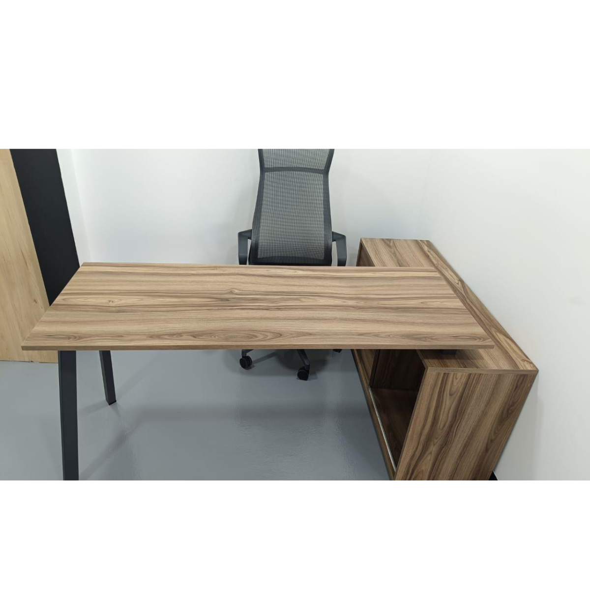 Escritorio Hamilton sobre credenza