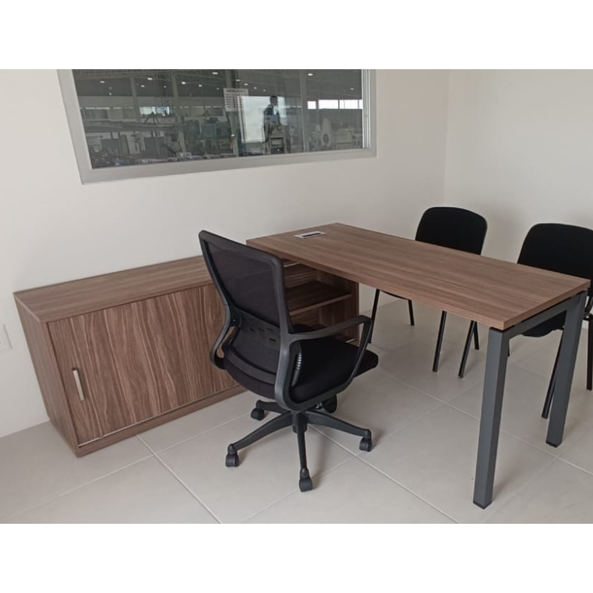 Escritorio Hamilton sobre credenza